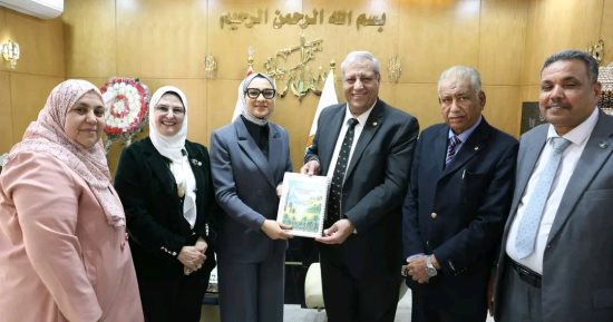 محافظ الوادي الجديد تُكرّم أعضاء قافلة جامعة الأزهر التنموية على جهودها