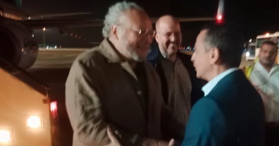 محافظ أسوان يستقبل الملك أحمد فؤاد الثانى بالمطار