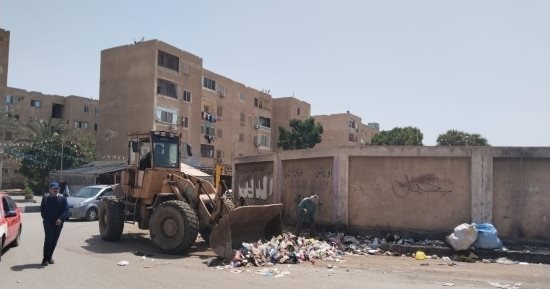 حملة مكبرة بالتعاون بين مركز الإسماعيلية والأحياء الثلاثة لرفع القمامة