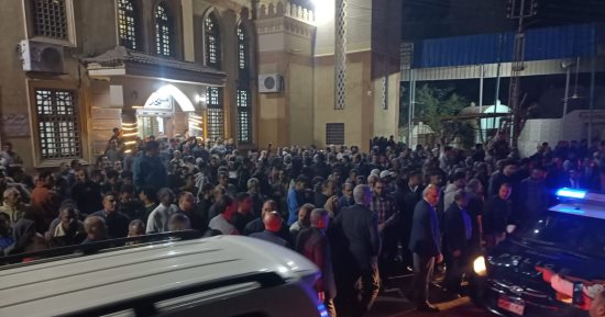 المئات يشيعون جثمان المهندس المصري ضحية تداعيات الحرب على إيران.. صور