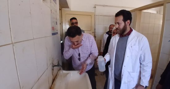 شرب من الحنفية للتأكد من جودة المياه.. محافظ القليوبية يستجيب لأهالي مرصفا