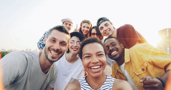 إزاى تتصور زى مواليد Gen Z؟ 5 حيل ذكية لصور أكثر إبداعًا واحترافية