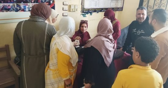 توقيع الكشف الطبى على 389 مواطنا خلال قافلة سكانية مجانية بالبحيرة