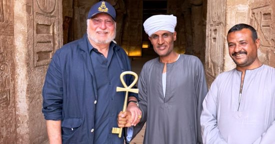 الملك أحمد فؤاد الثانى يزور معبد أبوسمبل فى جولة سياحية