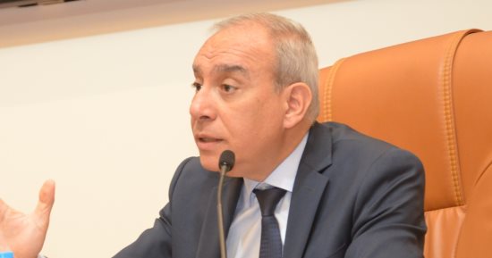 رئيس هيئة الاستعلامات يجتمع بالعاملين.. ويؤكد: العمل الجماعي أساس تطوير الأداء