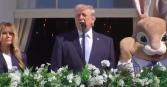 ترامب يتحدث عن الحرب بجوار أرنب عيد الفصح: يجب على إيران أن تستسلم
