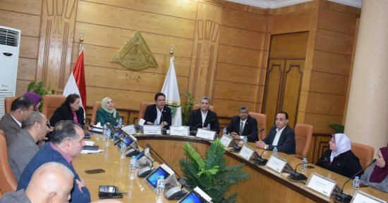 رئيس جامعة بنها يناقش الاستعداد لجائزة التميز الداخلي وجائزة مصر للتميز الحكومي