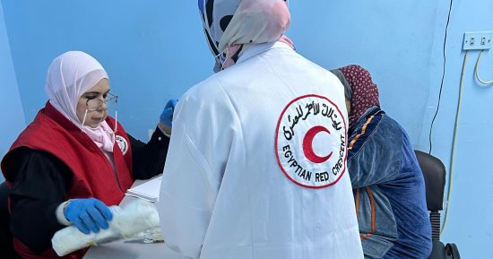 الهلال الأحمر وصندوق دعم مشروعات الجمعيات يقدمان خدمات طبية لدور المسنين بالجيزة