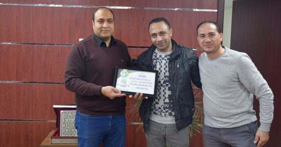 رئيس مياه الشرب بالجيزة يكرم سائقا أصيب أثناء التعامل مع مياه الأمطار