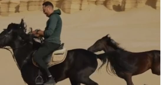 عصام السقا ينشر فيديو يُظهر قدرته على قيادة الخيل ببراعة