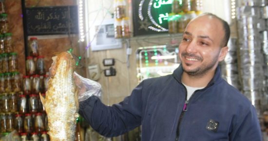 الفسيخ الأسوانى.. رواج الأسواق قبل شم النسيم.. "كلب البحر" يتصدر المشهد بطعم مختلف.. ورواج كبير وإقبال متزايد على الملوحة فى أسوان.. والحدائق والرحلات النيلية أبرز أماكن الاستمتاع بالأكلة التاريخية.. صور