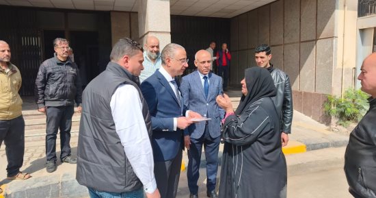 محافظ الجيزة يستجيب لمواطنة ويوجه بتوفير فرصة عمل لها خلال جولة ميدانية 