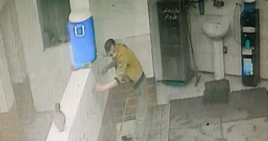 ضبط المتهم بسرقة حنفيات وضوء مسجد بالمحلة