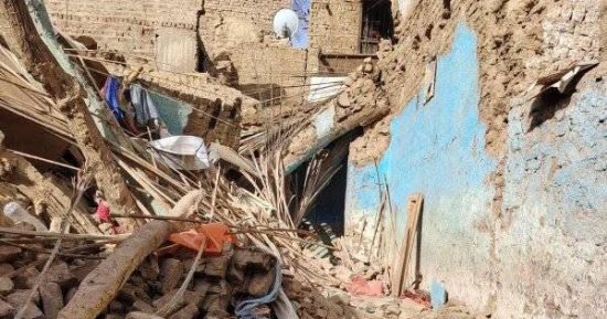 انهيار جزئى لمنزل بالطوب اللبن فى قرية زرنيخ بمدينة إسنا دون إصابات.. صور