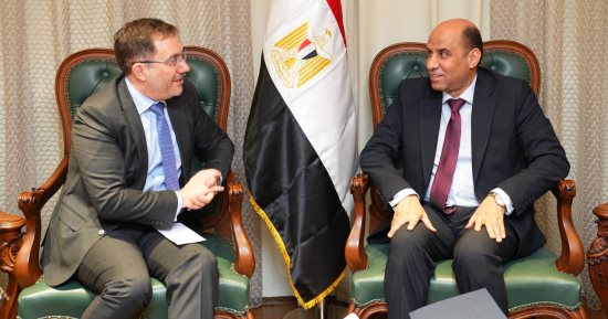 وزير العمل يلتقى سفير المملكة المتحدة بالقاهرة لبحث تعزيز التعاون