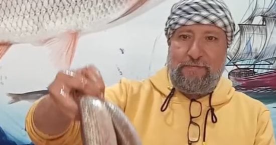 إزاي تنقي الفسيخ.. ملاحظات هامة قبل شم النسيم من قلعة الفسيخ بكفر الشيخ