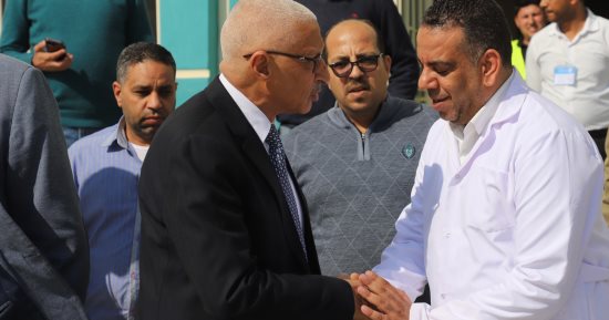 محافظ شمال سيناء يتفقد مستشفى العريش العام ويوجه برفع كفاءة الخدمات الطبية.. صور