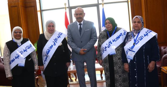 محافظ السويس يكرم الأمهات المثاليات بالمحافظة