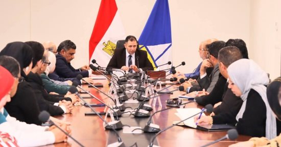 محافظ دمياط يلتقي أعضاء مجلس أمناء مدينة دمياط الجديدة لبحث عدد من الملفات