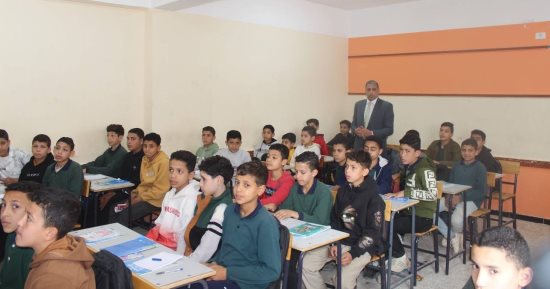 مدير تعليم الجيزة يلغى تكليف مدير مدرسة ويكرم المتميزين خلال جولة ميدانية