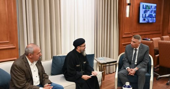 محافظ جنوب سيناء يستقبل راعى كنيسة موسى النبى ومارمرقس بطور سيناء
