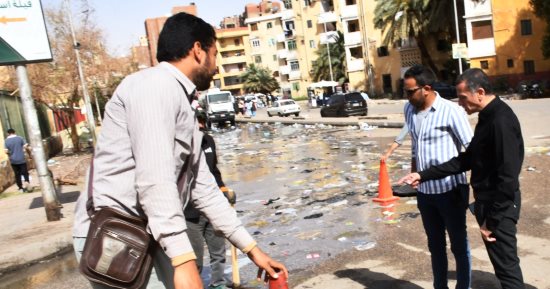 محافظ أسوان يتابع إصلاح كسر صرف صحى بالعقاد