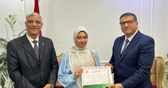 محافظ قنا يكرم الطلاب المتفوقين وطلاب STEM تقديرًا لتفوقهم وتميزهم