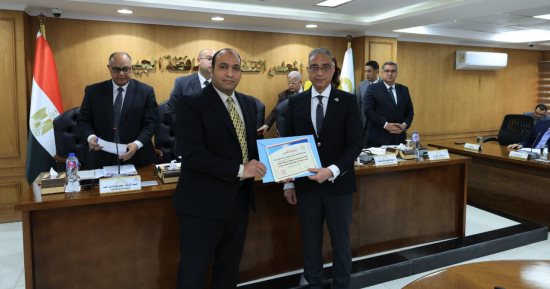 محافظ الجيزة يكرم رئيس شركة المياه ورؤساء أجهزة المدن لتعاملهم مع الطقس السيئ