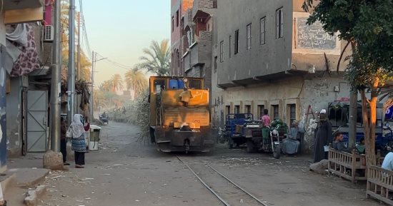مشهد حقيقى فى ختام الموسم.. لحظة عبور قطار القصب بين المنازل بقنا (فيديو)