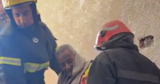 الحماية المدنية تساعد مسنا فى نقله إلى المستشفى ببدر ..فيديو