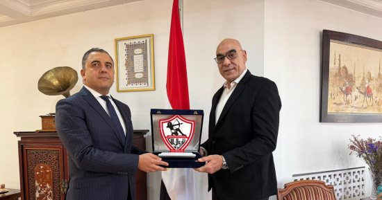 هشام نصر يزور سفير مصر في الجزائر ويهديه درع الزمالك قبل مواجهة بلوزداد