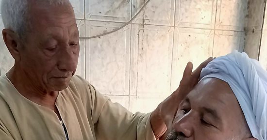 قصة كفاح عمرها 70 سنة.. أقدم حلاق فى قنا يتمسك بمقص وكرسي ورثها عن والده