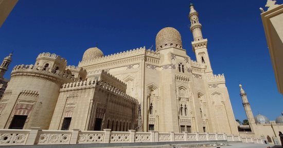حكاية مدافن تحولت إلى منطقة مساجد فى الإسكندرية.. خبير أثرى: منطقتا "أبو العباس" و"الصالحين" كانتا عبارة عن مقابر للعائلات.. ويؤكد: توقف الدفن فيها عام 1900 بسبب تفشى الكوليرا.. والمسجد تحول إلى ضريح.. صور