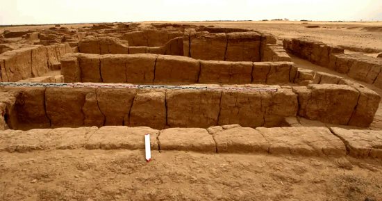 قصر الحاكم أشهر معالم عين أصيل بالوادى الجديد.. أول مدينة عرفت نظم الإدارة والتنمية المحلية منذ 4 آلاف سنة.. سكانها أول من دونوا شئون حياتهم فى نوت طينية.. وطبقوا نظام العمارة الحضرية بعصر الانتقال الأول.. صور