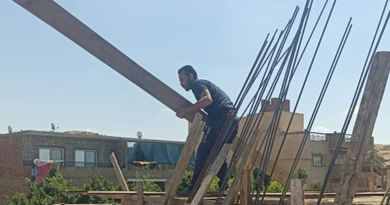 إزالة شدة خشبية لأعمال بناء مخالف بنزلة السمان فى حى الهرم