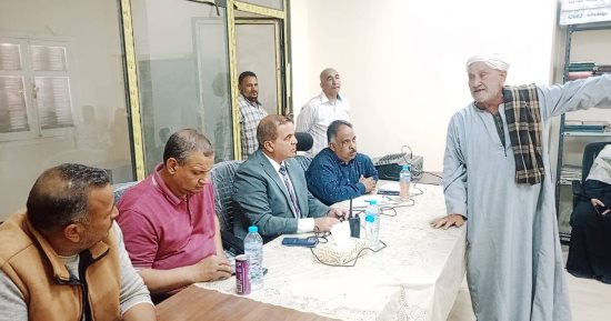 رئيس مدينة إسنا يبحث شكاوى المواطنين فى لقاء اليوم المفتوح بقرية أصفون.. صور