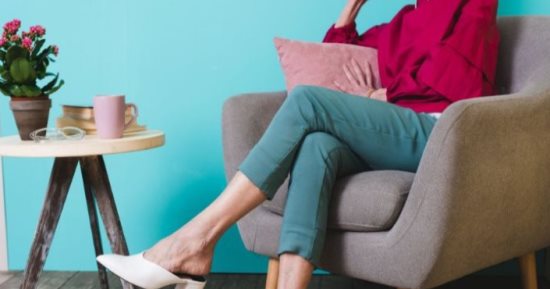 هل ترتبط طريقة الجلوس بوضع رجل على الأخرى بأمراض القلب والدوالى؟