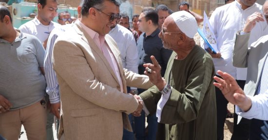 سيرًا على الأقدام.. محافظ قنا يتفقد عددا من المناطق السكنية لبحث تطويرها