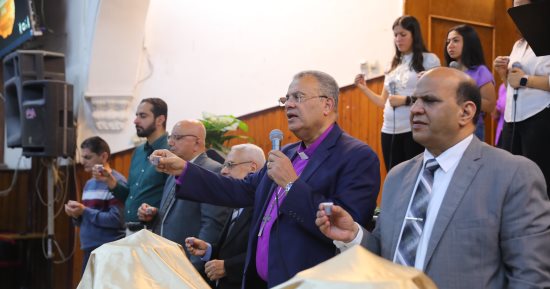 رئيس الطائفة الإنجيلية يشهد “خميس العهد” بكنيسة عين شمس