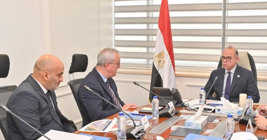 وزير الاستثمار والتجارة الخارجية يبحث مع مسؤولى ألستوم سبل توطين صناعة النقل