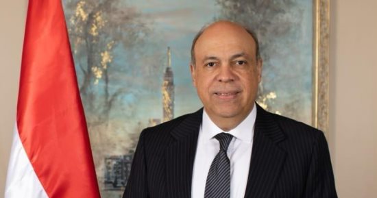 وزير الطيران يهنئ قداسة البابا تواضروس الثانى بعيد القيامة 