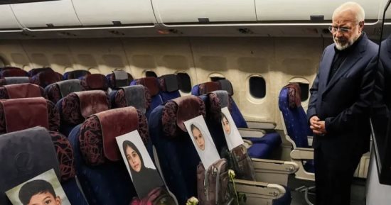 صور أطفال قُتلوا بغارة على مدرسة "ميناب" في طائرة الوفد الإيراني إلى باكستان