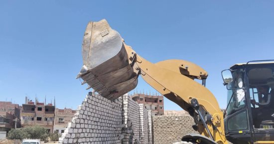 محافظ سوهاج يوجه بإزالة فورية لمنزل مبنى بالبلوك بدون ترخيص فى حى الكوثر