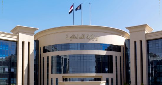 وزارة الداخلية تنهي خدمة فرد شرطة أساء معاملة سائح بقرار حاسم