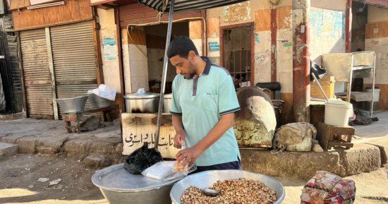 مهنة متوارثة.. الترامسي أقدم عائلة تعمل في صناعة الفول النابت بقنا.. صور