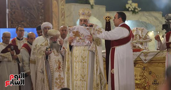 قداس القيامة من قلب العباسية.. البابا تواضروس الثانى يقود احتفالا مهيبا يجسد الإيمان والوحدة الوطنية.. يبعث رسائل امتنان للقيادة السياسية ويرسل تحية لأقباط المهجر.. والفرحة تملأ الكاتدرائية فى أجواء احتفالية