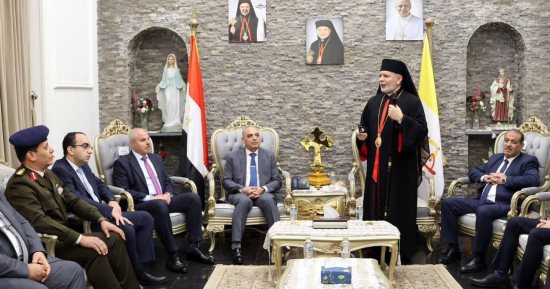 محافظ الإسماعيلية يزور كنائس المحافظة للتهنئة بعيد القيامة المجيد
