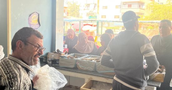 زحام على محلات الفسيخ بالدقهلية قبل ساعات من الاحتفال بشم النسيم.. فيديو