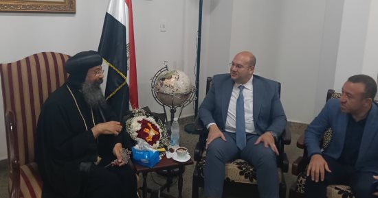 نائب محافظ الجيزة يزور مطرانية الأقباط الأرثوذكس بأطفيح للتهنئة بعيد القيامة
