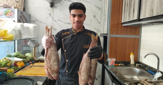 موسم الأكلات المملحة.. إقبال كبير على محال الفسيخ والرنجة في الغربية.. الأهالي: تناول هذه المأكولات من أهم عادات شم النسيم.. نخرج للحدائق لتناولها والاستمتاع بأجواء الربيع.. وأصحاب المحال: موسم خير.. صور